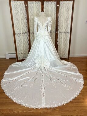 alfred angelo embroidered lace princess line dress Vintage Alfred Angelo Lace Wedding Dress Ruffle Trim, Puffy Sleeves, Small
